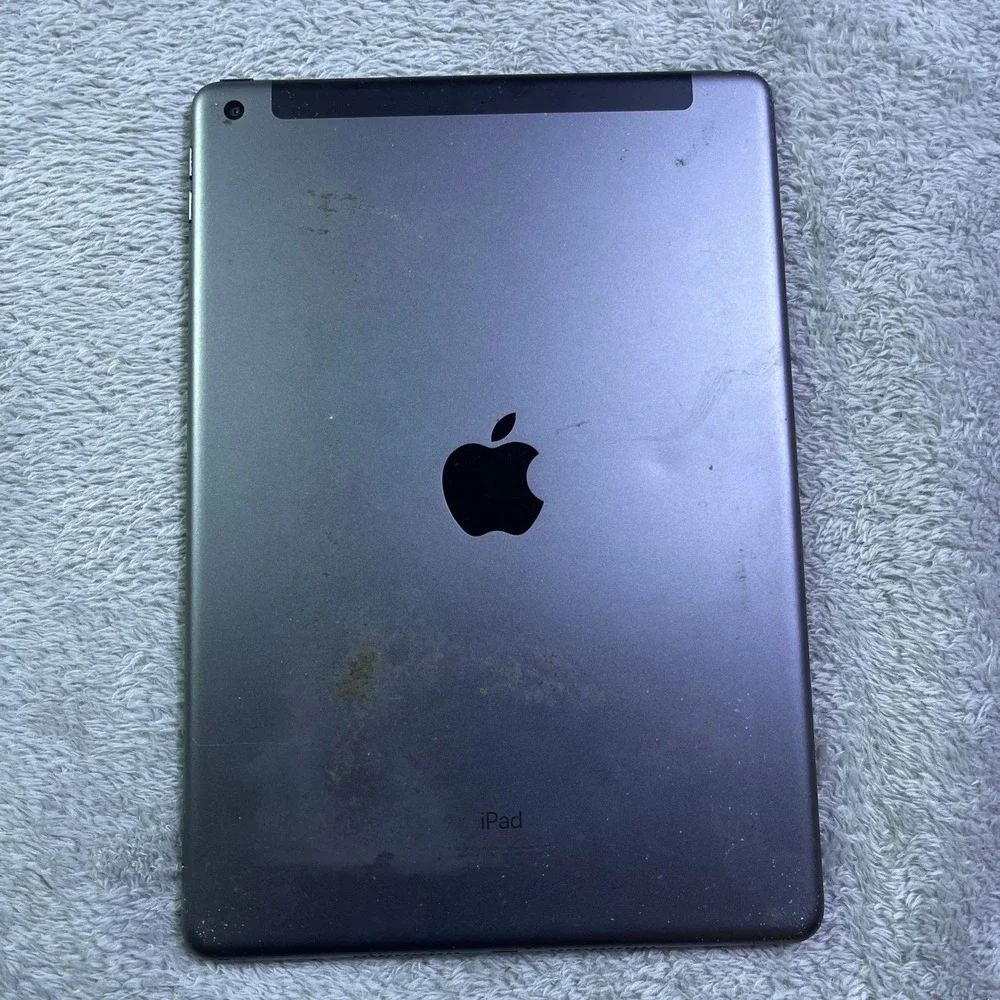 Apple iPad 7th Gen Black WiFi Cracked Screen For Parts Repair Only Not Working‎